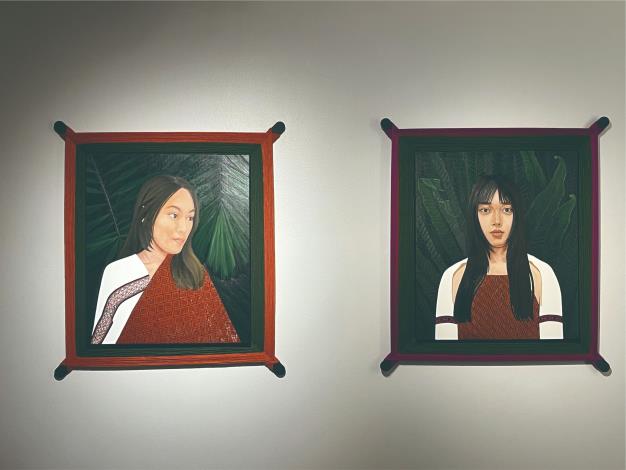 宜德思．盧信《Bakan》《Labay》：像一首首從部落流傳下來的老歌，她把家族紋飾、圖騰與傳說重新收進畫布，讓這些從小看見的形象，在遠方展場裡再次閃亮。每一幅作品，都像她在異地輕輕說的一句話：我是從族人的故事長大的，我願意把它們帶到世界的每一個角落。（那高．卜沌提供）