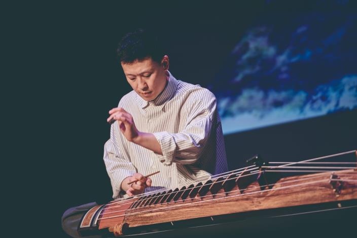 在《看‧見沈清》中，玄琴演奏者朴佑宰的演奏，從肢體表現就可看出他對音樂的投入，將傳統國樂的聲響延展至當代舞臺的感官空間。（陳飛攝）