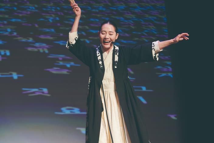盤索里是靈魂的震顫。歌者時而哀婉低迴，時而慷慨激昂，與鼓手擊出的鼓點交織共鳴。這種融合了敘事、表演與助興辭（Chu-im-sae）的藝術，正跨越時空，讓傳統在現代舞臺上再次呼吸。（陳飛攝）