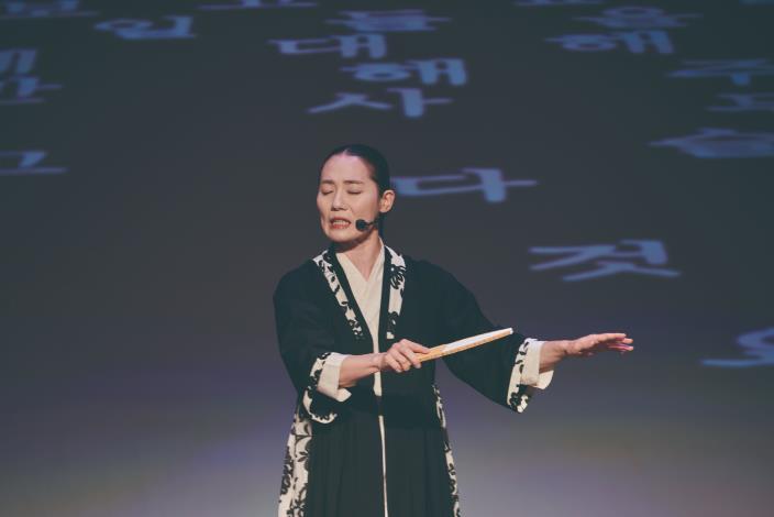 李勝熙的歌聲守護韓國來自朝鮮時期的民間聲音印記，從民間故事到現代文學改編，每一次的唱、說、逗、弄，都是對人類非物質文化遺產最深情的致敬。（陳飛攝）