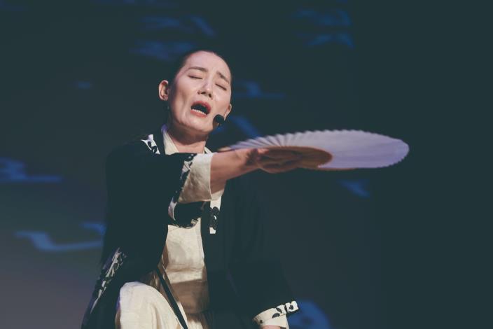 盤索里歌者手執折扇，以蒼勁有力的嗓音訴說著民間故事。折扇的開合與揮動間，不僅帶出敘事的張力，更在方寸之地演繹出百態人生。（陳飛攝）