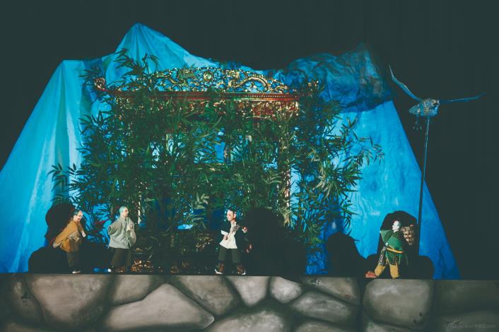 《觀音山的祕密》轉化信仰祭儀為親暱的劇場參與，讓母語與民間記憶在幼年心靈中自然落戶。在戲偶的一顰一笑間，將古老的山海傳說化作陪伴成長的溫暖鄉音。（臺北木偶劇團提供）