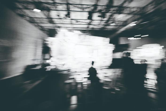 《鬧．NOW》實驗性的拼貼敘事，將掌中身段從線性劇情的框架中解放，直擊感官核心。（臺北木偶劇團提供）