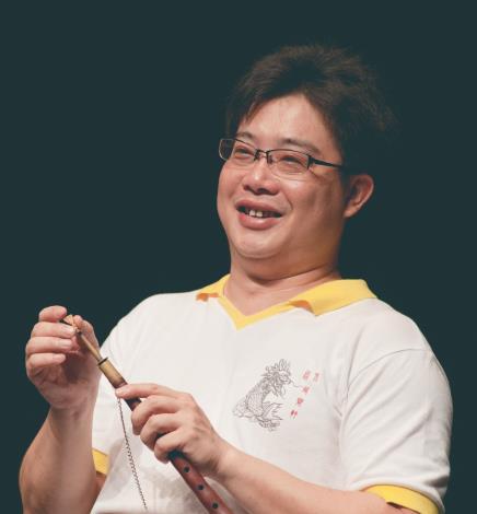團長林永志將傳統北管與掌中乾坤交織，以精湛的武場節奏，守住臺灣最道地的聲音靈魂。（臺北木偶劇團提供）
