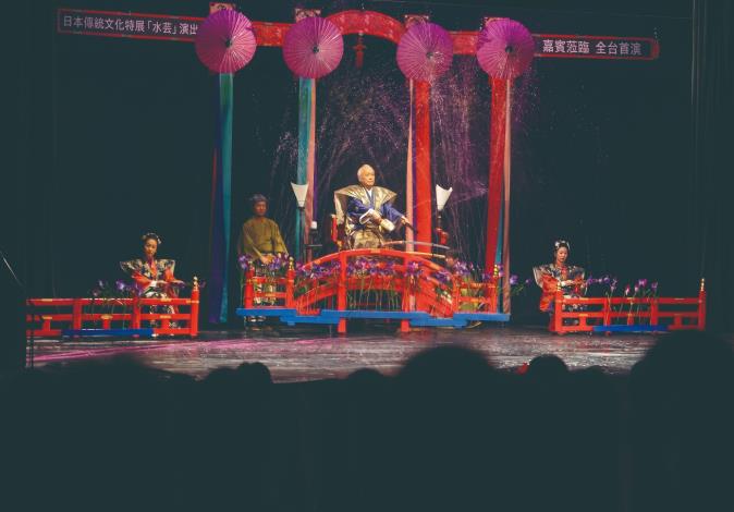 透過復原古典演目、整理傳統技法及培育後進，藤山新太郎使日本傳統奇術「手妻」與「水藝」在當代舞臺持續展現生命力。（國立傳統藝術中心提供）