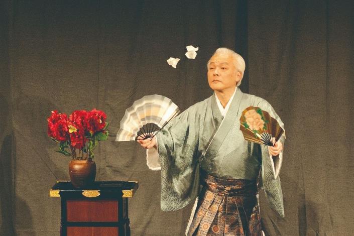 藤山新太郎以純熟身段操縱紙蝶在扇緣與花朵間飛舞，演繹經典蝶舞。（國立傳統藝術中心提供）