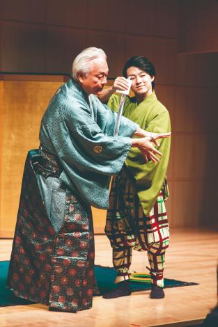 嚴格的師徒制是「手妻」不可或缺的養成根基。（國立傳統藝術中心提供）