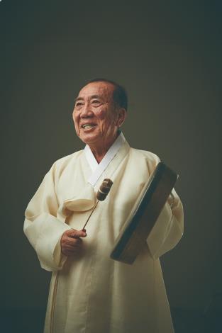即使曾遇到各種攔阻，鄭㡕晚仍致力於讓國際看見韓國傳統南海岸別神祭。（國立傳統藝術中心提供）