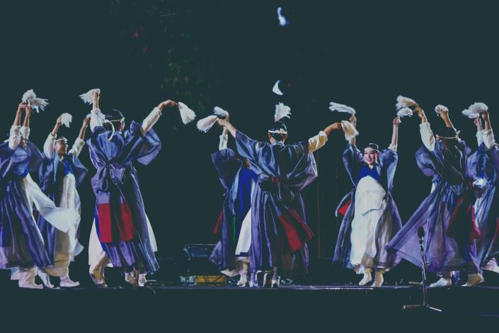 韓國｜當代舞蹈遇上古老神樂的強烈祭動 辛恩珠與鄭㡕晩迎水前行
