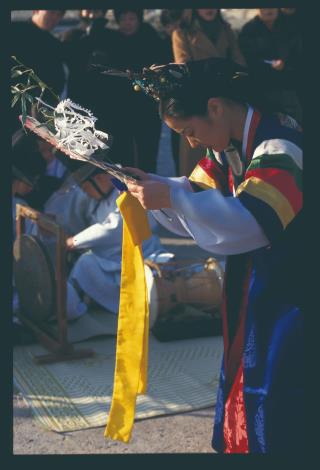 〈迎神Maji〉：向大海統治者龍王宣告祭儀開始，祈求降臨及參與的音樂舞蹈。（國立傳統藝術中心提供）