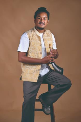 Bhaskar Jyoti Konwar完美編織25至30種傳統、現代與電子樂器，奏響生命之河《布拉馬普特拉河之歌》。（國立傳統藝術中心提供）