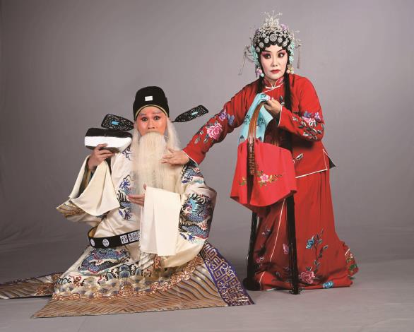寇準背靴（左：寇準，林文瑋飾／右：柴郡主，張瑄庭飾）。（國立傳統藝術中心提供）