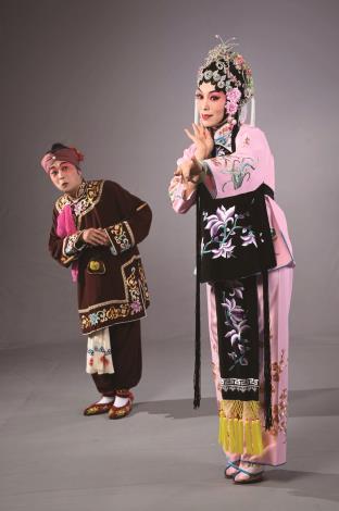 拾玉鐲（左：劉嬤嬤，鄭揚巍飾／右：孫玉姣，孫紫峮飾）。（國立傳統藝術中心提供）
