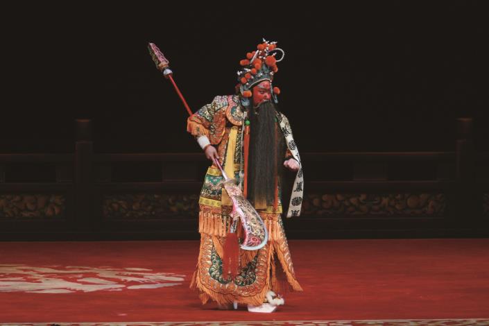 第34屆傳藝金曲獎最佳演員唐文華，有當代臺灣京劇老生首席名角美譽，膾炙人口的好戲不可勝數，如圖：2006年《關公升天（走麥城）》，唐文華突破禁忌演出，令觀眾久久難忘。2025年挑戰《江流無間道》新編劇碼，精彩可期。（國立傳統藝術中心提供）