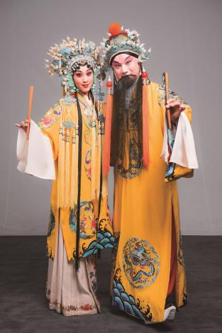 睽違十年，2025年由溫宇航和謝樂再度推出《奇雙會》。圖為兩人於2023年《長生殿》演出，溫宇航帶領相差30歲的謝樂，演出唐明皇與楊貴妃的愛情故事，默契十足。（國立傳統藝術中心提供）