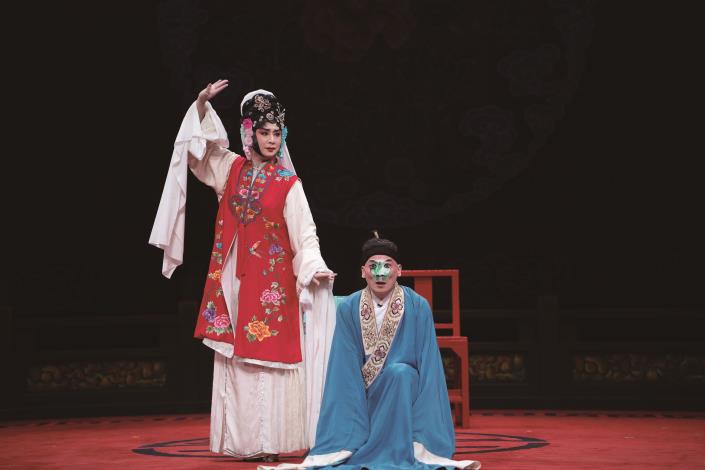 2014年第25屆傳藝金曲獎「最佳個人表演新秀獎」黃宇琳，在《活捉》裡將閻惜姣魂魄晃晃悠悠的鬼步發揮得淋漓盡致；2025將帶來另一齣詮釋女性名劇《金玉奴》，看這位「跨界天后」如何棒打薄情郎。（國立傳統藝術中心提供）