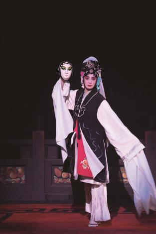 2014年第25屆傳藝金曲獎「最佳個人表演新秀獎」黃宇琳，在《活捉》裡將閻惜姣魂魄晃晃悠悠的鬼步發揮得淋漓盡致；2025將帶來另一齣詮釋女性名劇《金玉奴》，看這位「跨界天后」如何棒打薄情郎。（國立傳統藝術中心提供）