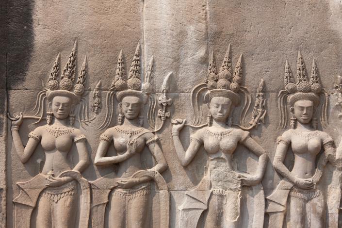 柬埔寨宮廷舞蹈是吳哥時期神王崇拜的象徵性代表之一。圖為吳哥時期apsara（仙女舞者）浮雕。