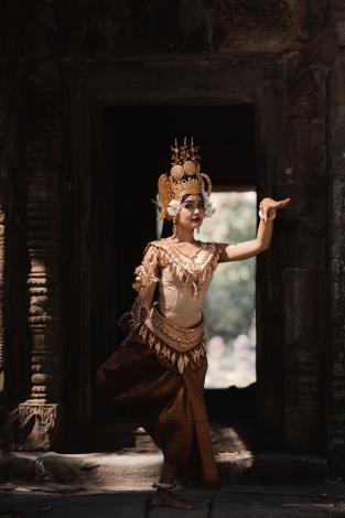舞者身穿金線縫製的服裝，頭戴厚重的頭冠與飾品是柬埔寨宮廷舞蹈的特色之一。