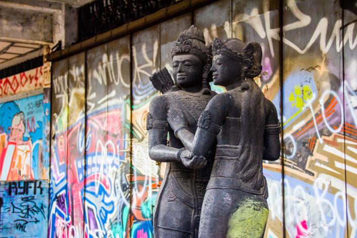 《羅摩衍那》的故事為描述羅摩擊敗羅波那拯救妻子悉多的冒險故事。圖為印尼日惹（Yogyakarta）街頭的雕像：羅摩與悉多。（蔡秉君攝）