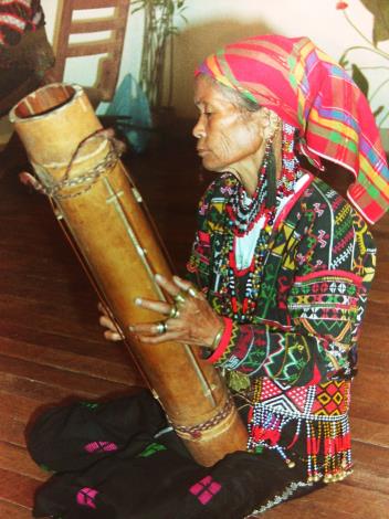菲律賓南部堤伯利族（Tiboli）演奏竹絃琴。
