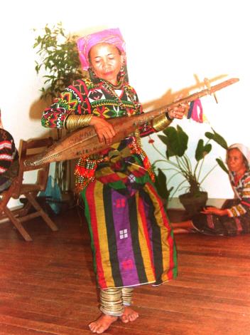南部堤伯利族演奏船形彈撥樂器──庫加皮（Kujapy）。