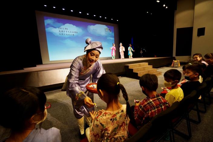 歌仔戲是臺灣土生土長的劇種，透過歌仔戲親切的臺語、動人的唱段，將為孩子們打造美好的藝術體驗。