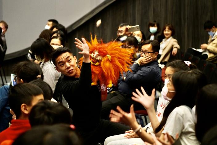 臺北木偶劇團與新北市永和區秀朗國小學童互動熱烈。