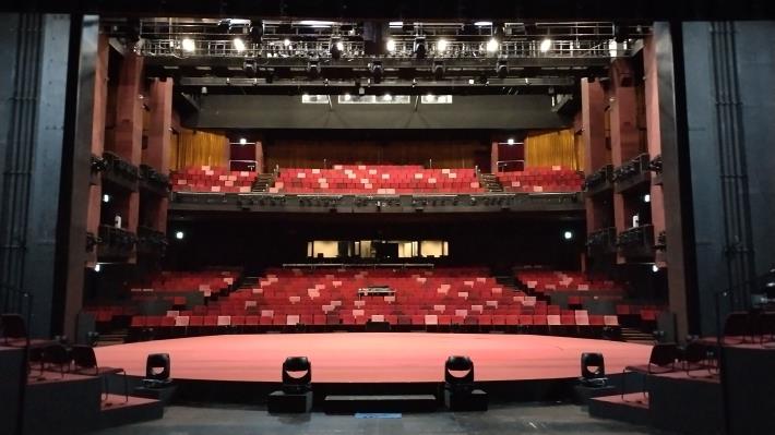 場館座椅顏色為不同的紅色，廣增劇場豐富活潑性。