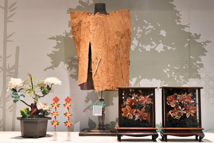 黃德河藝師的蓪草花作品〈白牡丹〉（左1）、陳惠美藝師的纏花作品〈飯春花〉（左２）、阿美族的樹皮衣（左3）、客家供花（左4）皆為國立臺灣博物館典藏。