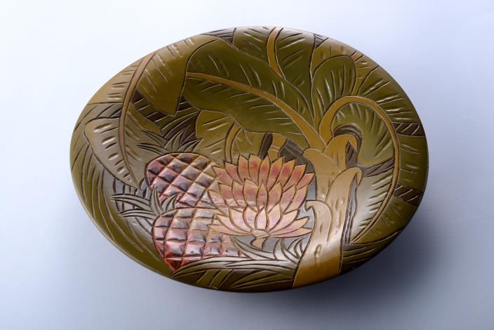 刻繪芭蕉鳳梨紋圓盤，於國立傳統藝術中心典藏。