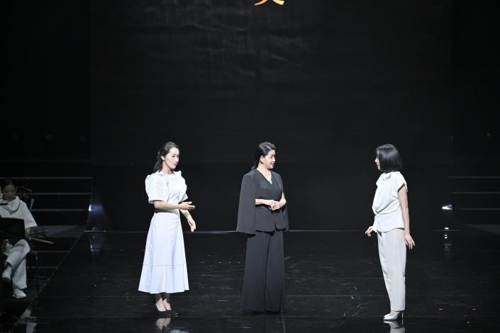 《超越飛行的事》由石惠君、陳芝后、凌嘉臨等三位旦角演員共同演出。以傳統戲常演的下凡故事為原型，呈現戲曲女演員在真實人生與舞臺夢幻之間，經歷生命各階段的不同面貌。