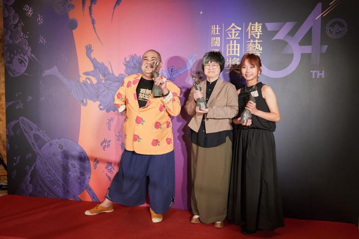 挽仙桃劇團以《文武天香》榮獲最佳年度作品獎。左起為團長吳宗恩、編劇蔡逸璇以及《文武天香》女主角鄭紫雲。