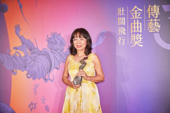 財團法人春詠藝術文化基金會以《楊瑞瑟：臺灣印象─音．畫》，榮獲最佳藝術音樂專輯獎，由楊瑞瑟代表領獎。