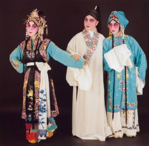 1993年《陳三五娘》於國家戲劇院演出。左起廖瓊枝（飾益春）、陳美雲（飾陳三）、林美香（飾五娘）。