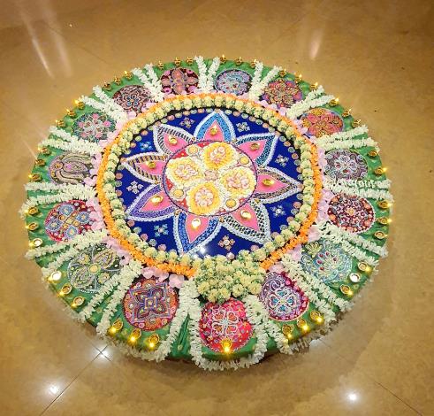 新加坡：榮獲金氏世界紀錄、創作世界上最大朗果麗（Rangoli）的薇潔亞．莫翰（Vijaya Mohan）女士將印度傳統地畫藝術加上新加坡元素自創Singa Rangol。（薇潔亞．莫翰提供）