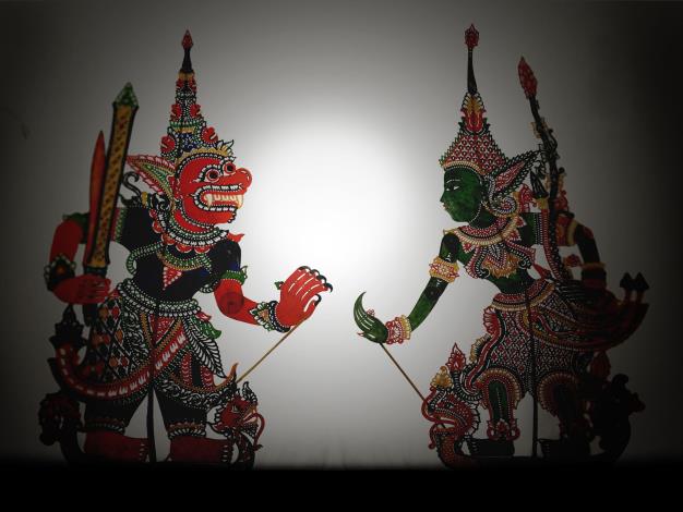 馬來西亞：交融皮影戲劇團（Fusion Wayang Kulit）以《光明之戰：傳奇篇》《光明之戰：未來篇》兩檔節目呈現皮影戲傳統與當代精神。（交融皮影戲劇團提供）
