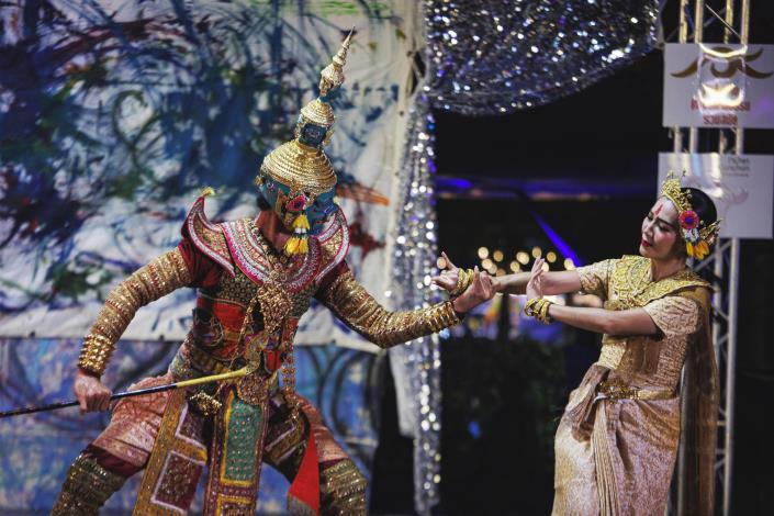 皮歇．克朗淳（Pichet Klunchun）選擇保留泰國傳統倥舞的肢體動作、舞者及技術，但改變了演出場域和說故事方式，讓當代觀眾產生共鳴。（皮歇．克朗淳舞團提供）