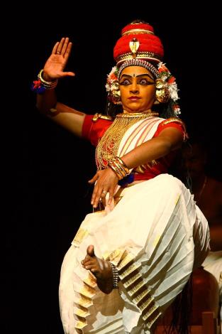 卡皮拉．維努致力於推廣世界上最古老的戲劇表演之一「苦替雅坦」，其精湛的演出與保存梵劇的努力，備受敬重。（喀拉拉邦表演藝術團提供）