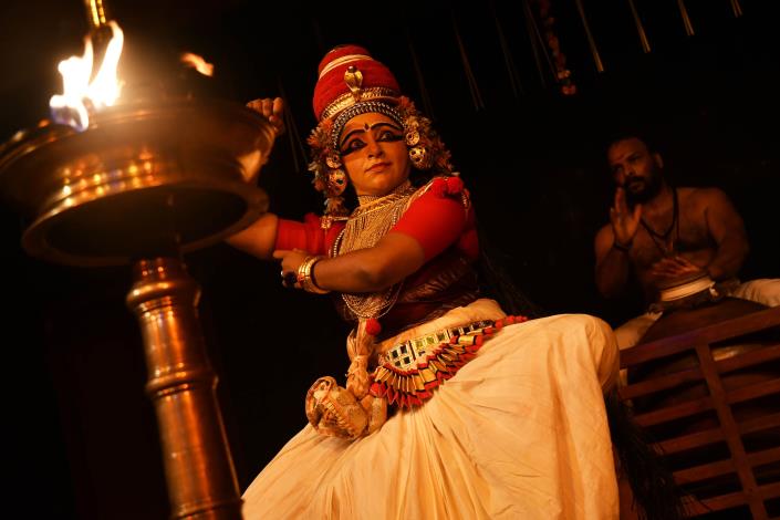 卡皮拉．維努致力於推廣世界上最古老的戲劇表演之一「苦替雅坦」，其精湛的演出與保存梵劇的努力，備受敬重。（喀拉拉邦表演藝術團提供）