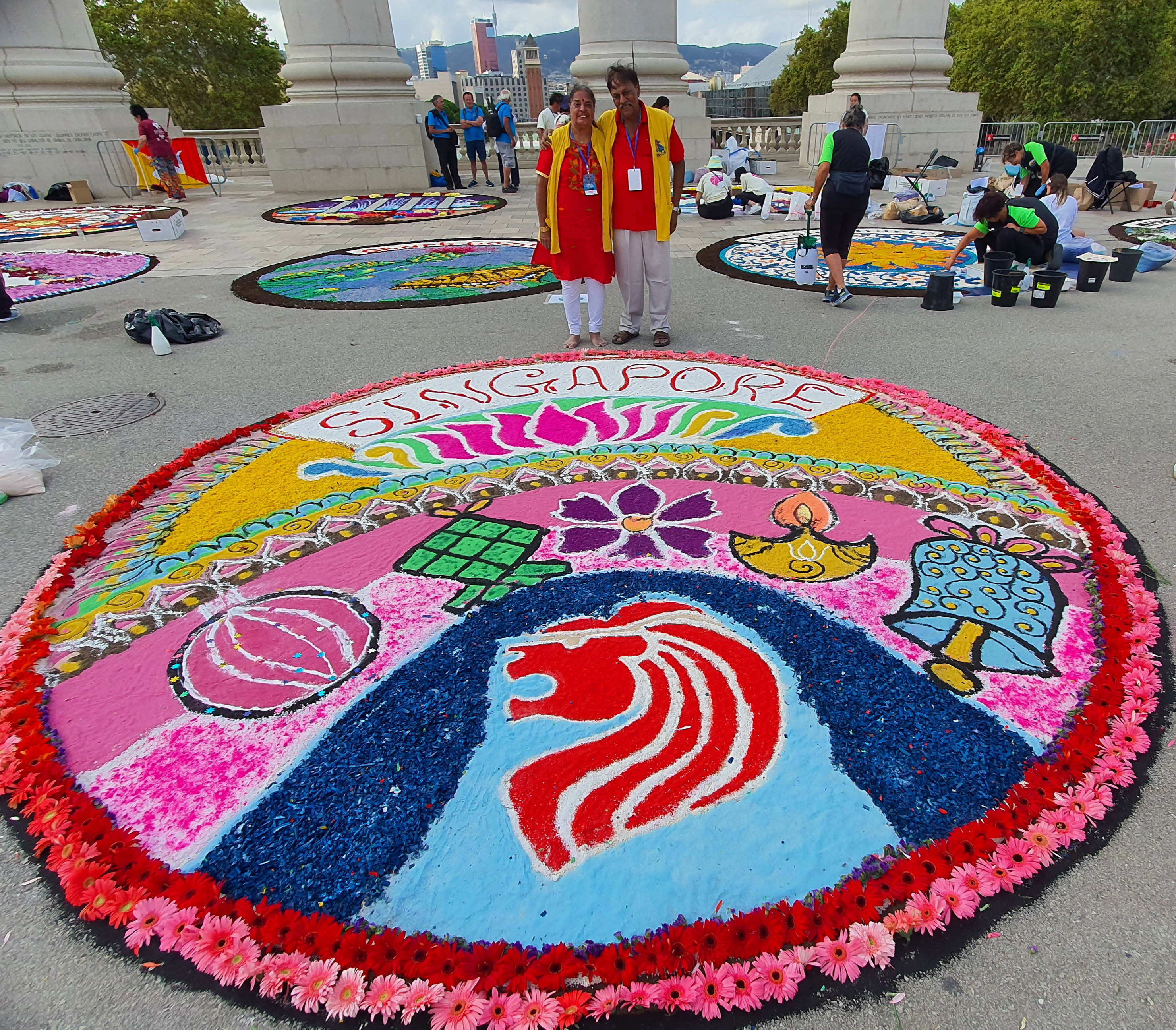 薇潔亞不僅獲得「全球最大朗果麗」金氏世界紀錄，並將之化為一種新的藝術形式，在新加坡得以保存並推廣。（薇潔亞．莫翰提供）