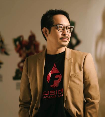 創辦人卓元炳是主要概念創作者，帶領交融皮影戲劇團注入老傳統新活水。（交融皮影戲劇團提供）