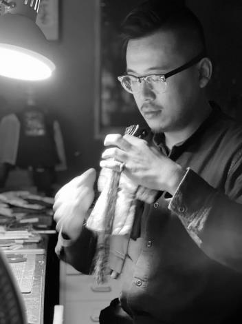 不貳偶劇團長郭建甫身為陳錫煌弟子，以傳承掌中戲為己任。（不貳偶劇提供）