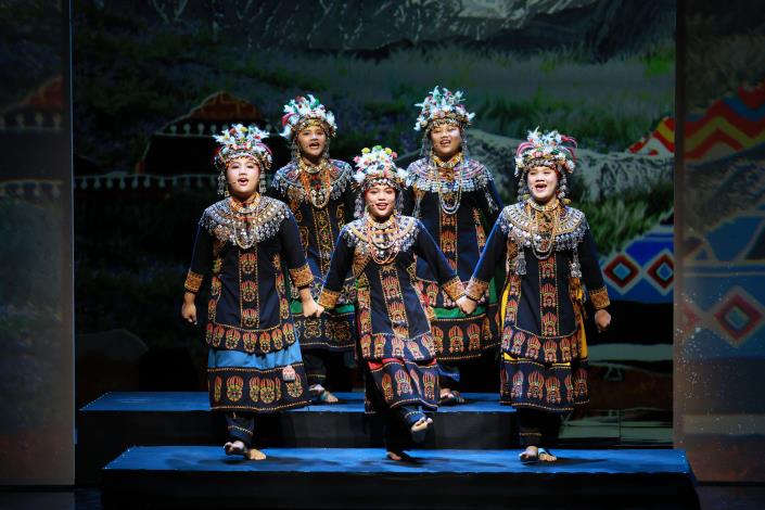 歌開始的地方：從泰武古謠傳唱的歌聲出發，跨過朱育陞的古典聲樂演唱，銜接進入桑布伊充滿力量的音樂之中。（國立傳統藝術中心提供）