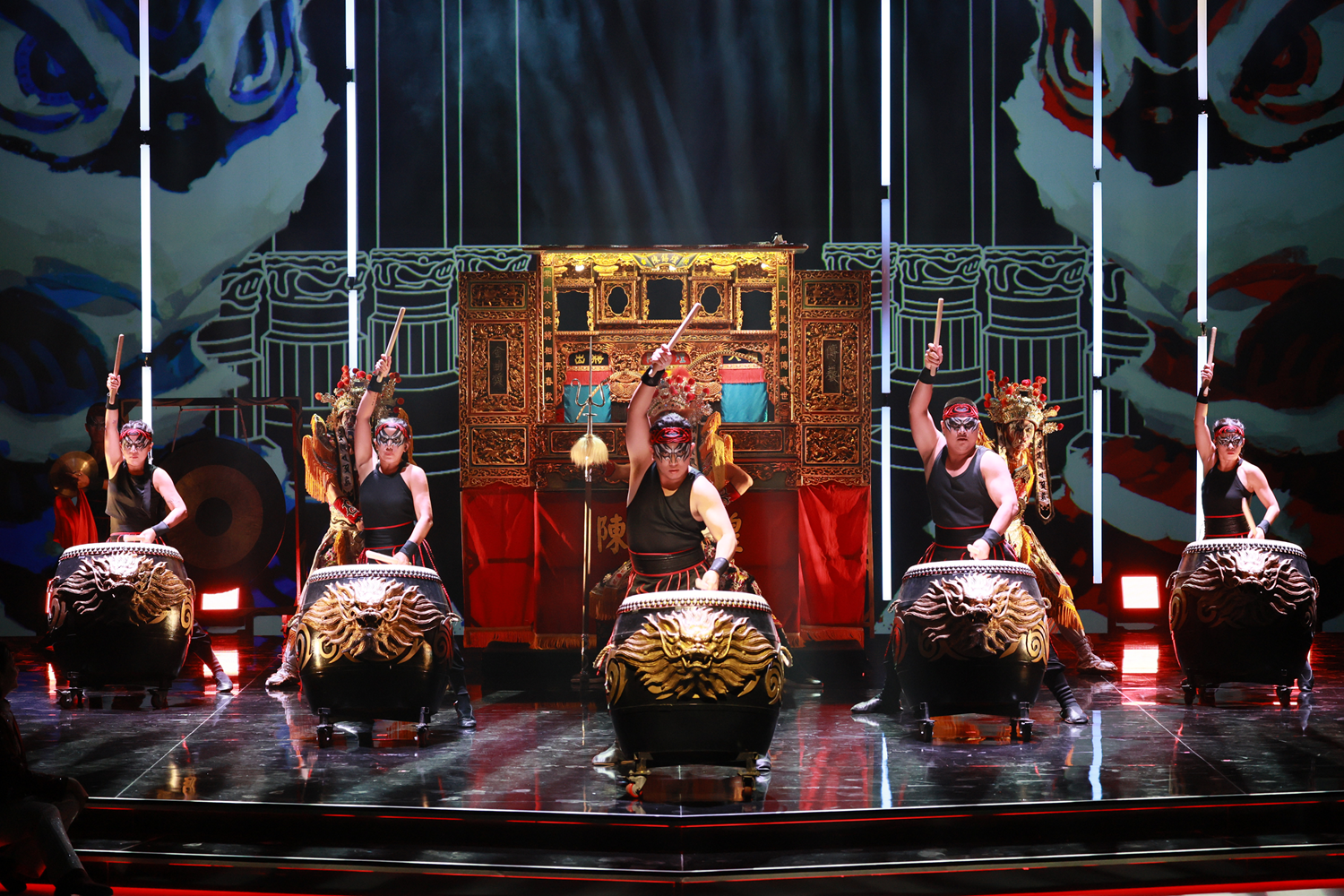 廟會的熱情：激昂的廟會鼓聲熱鬧登場，令臺下觀眾熱血沸騰。（國立傳統藝術中心提供）