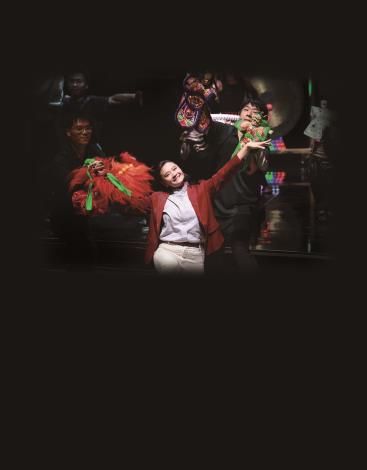 廟會的熱情：陳錫煌傳統掌中劇團、九天民俗技藝團與躍演音樂劇團一同拚臺，共同呈現廟埕的熱鬧與活力。（國立傳統藝術中心提供）