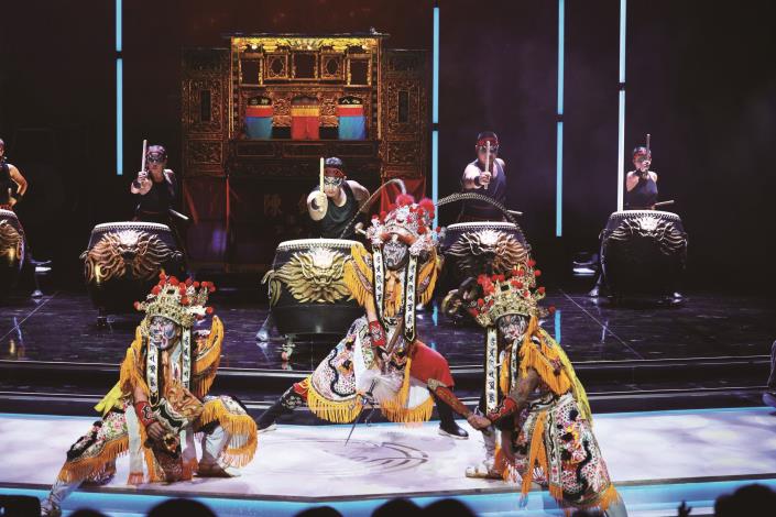 廟會的熱情：取材躍演音樂劇《釧兒》開場片段，九天民俗技藝團、陳錫煌傳統掌中劇團共同帶來精彩演出。（國立傳統藝術中心提供）