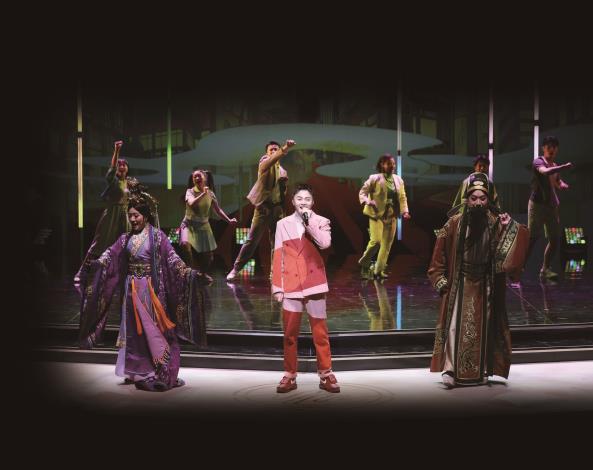 日日：主持人許富凱與歌仔戲、京劇、客家戲、躍演的表演藝術家們，帶來第35屆傳藝金曲獎最後一段節目。（國立傳統藝術中心提供）