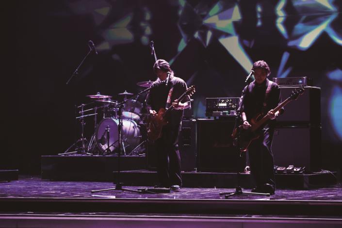 舊照片的思念：金曲樂團滅火器Fire EX與嚴俊傑，透過歌曲唱詞與音樂琴音傳達對已故藝術家的思念。（國立傳統藝術中心提供）