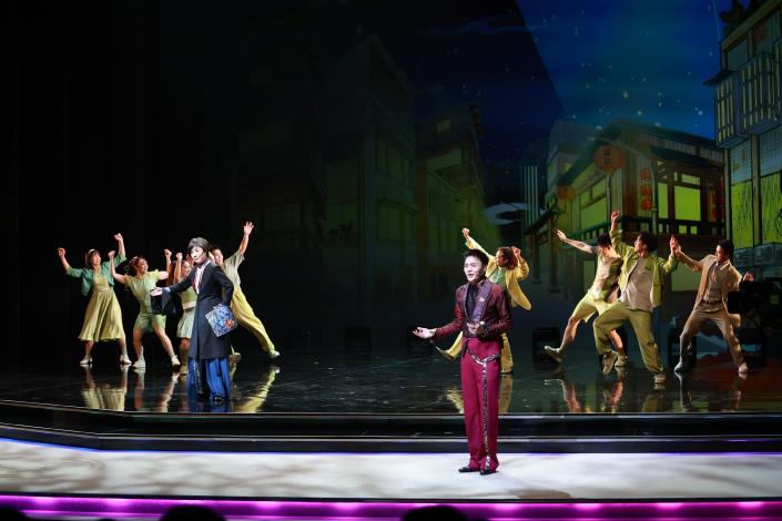 日日‧喧嘩：主持人許富凱化身為說書人，與最佳演員唐美雲、金曲歌后曹雅雯及躍演音樂劇團帶領大家走過每一個精彩的日日。（國立傳統藝術中心提供）